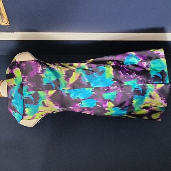 Classic style size 6 dress - Picture 3 of 5